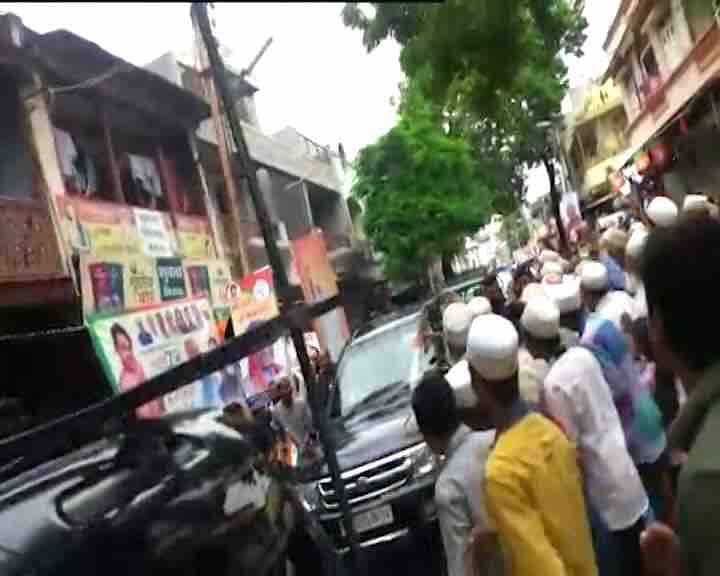 ताफा थांबताच गाडीतून उतरुन लोकांची प्रत्यक्ष भेट घेतली.