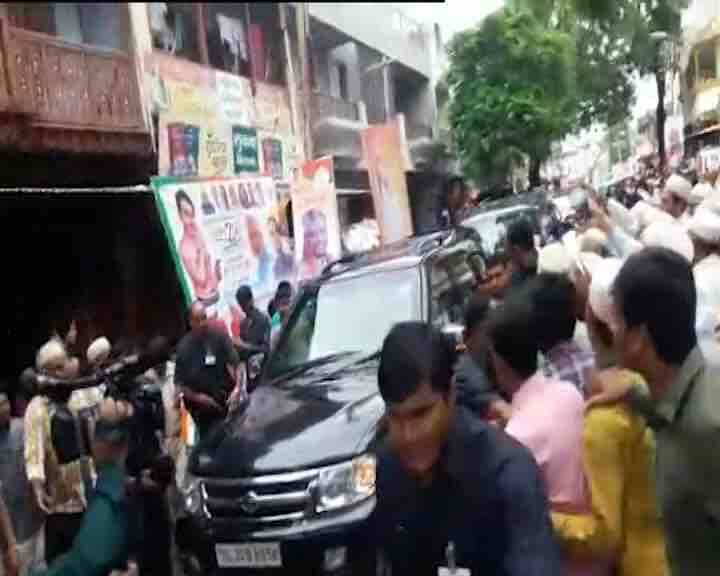 जमावाची गर्दी पाहता मोदींच्या ताफ्यातील अधिकाऱ्यांनी जमावाला हटवण्याचे प्रयत्न केले.