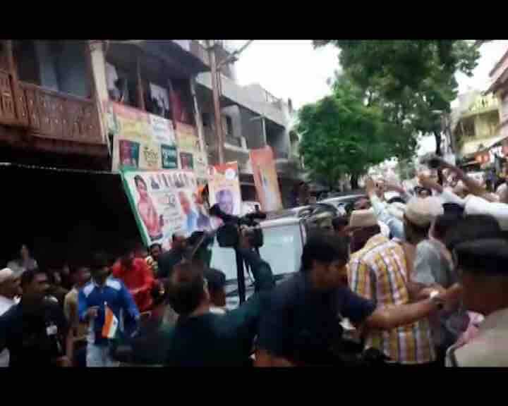 दरम्यान अचानक जमाव रस्त्यावर आल्यामुळे सुरक्षा व्यवस्थेसमोर मोठं आव्हान उभं ठाकलं होतं.