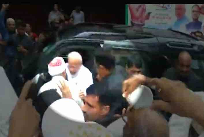 मोदींनी देखील आपल्यावर प्रेम करणाऱ्यांची इच्छा पूर्ण केली.