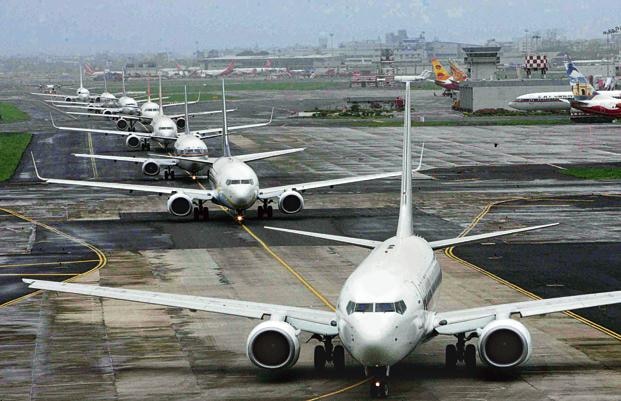 bombay high court questions airport authority about mumbai airport security मुंबईतील विमानतळं खरंच सुरक्षित आहेत का?, हायकोर्टाचा सवाल