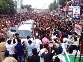 Sangli Fans Crowded To See Rinku Rajguru At Vita आर्चीला पाहण्यासाठी चाहते 'सैराट', कराड-सोलापूर वाहतूक बंद