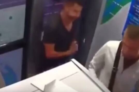 केरळ पोलिसांनी एटीएम दरोड्याच्या संशयावरुन एकाला अटक केली. या दरोड्यात तिघांचा समावेश आहे.