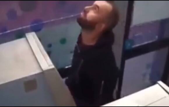 केरळ पोलिसांनी हॉटेलमधून तिघांचे फोटो मिळवले असून दोन दुचाकी जप्त केल्या आहेत. देशभरातील पोलिस स्टेशन्समध्ये उर्वरित दोघांचे फोटो पाठवण्यात आले आहेत.