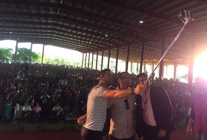 ट्रेलर लाँचिंगसाठी धोनी दिल्ली, मुंबई आणि जालंधर या तीन शहरांचा दौरा करणार आहे. या सिनेमात धोनीच्या भूमिकेत बॉलिवूड अभिनेता सुशांत सिंह राजपूत दिसणार आहे.