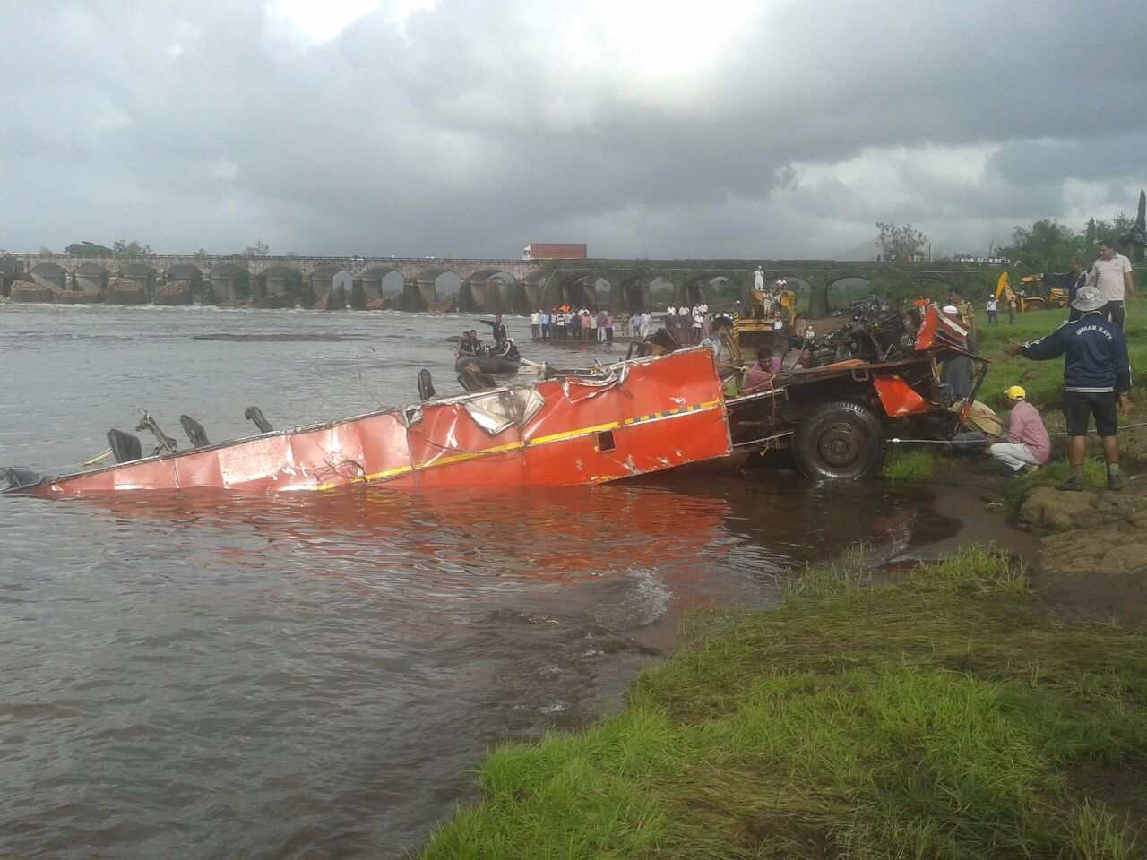 महाड पूल दुर्घटनेतील वाहून गेलेली एक एसटी बाहेर काढण्यात यश