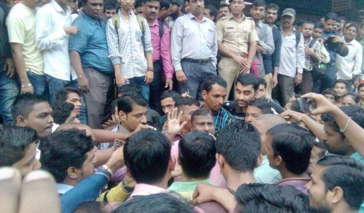 सकाळी 5 वाजून 5 मिनिटांची कर्जत लोकल बदलापूर स्थानकात उशिरा आल्यानं प्रवाशांच्या संतापाचा उद्रेक झाला. 