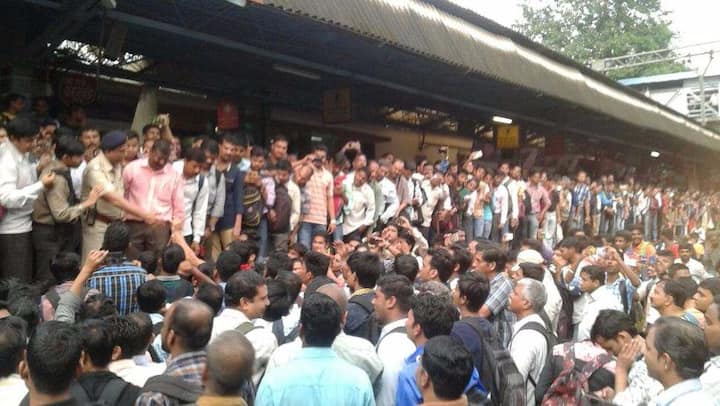 त्यामुळे संतप्त प्रवासी रेल्वे ट्रॅकवर उतरले आणि त्यांनी लोकल मार्ग अडवला.