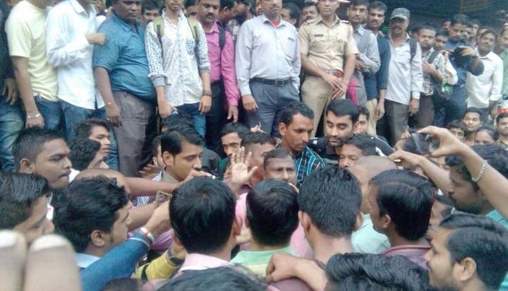 या प्रकारामुळे कर्जतहून येणाऱ्या लोकल आणि एक्स्प्रेस गाड्यांचा खोळंबा झाला आहे. 