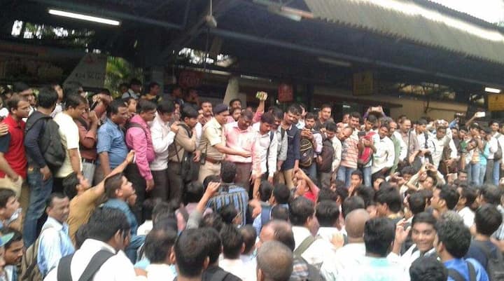 बदलापूर स्थानकातील याप्रकारामुळे मध्य रेल्वेचा चांगलाच खोळंबा झाला आहे. 