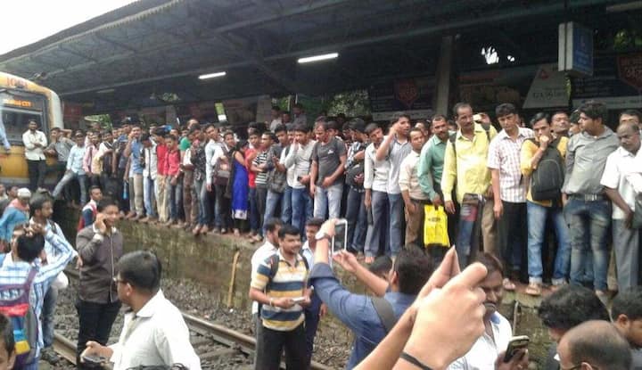 भिवपुरीत सिग्नल यंत्रणेत बिघाड झाल्यानं गाड्या उशीराने धावत आहेत. 