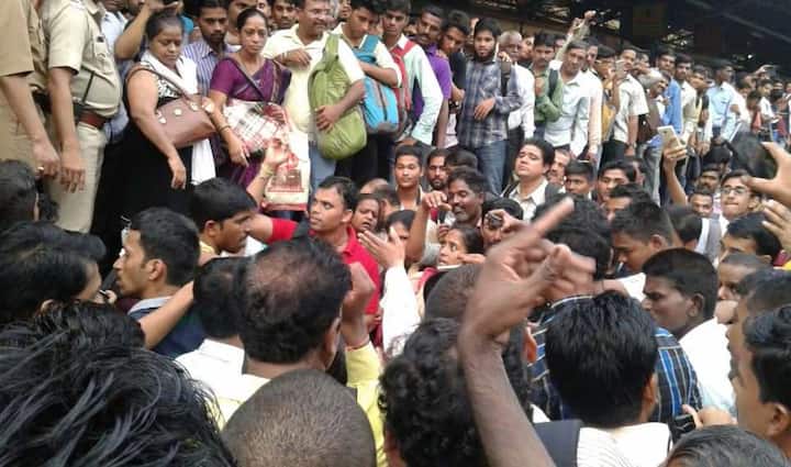 प्रवाशांनी स्टेशन मास्तरच्या ऑफिसला घेराव घातला आहे. 