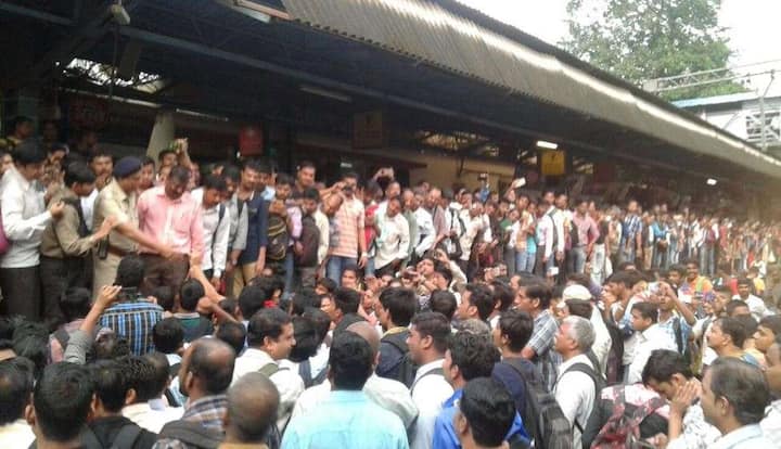 बदलापूर येथून येणाऱ्या प्रवाशांना सकाळी सकाळीच रेल्वेच्या त्रासाचा सामना करावा लागला.