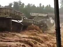 VIDEO : ...आणि काही क्षणातच 44 वर्ष जुना पूल वाहून गेला!