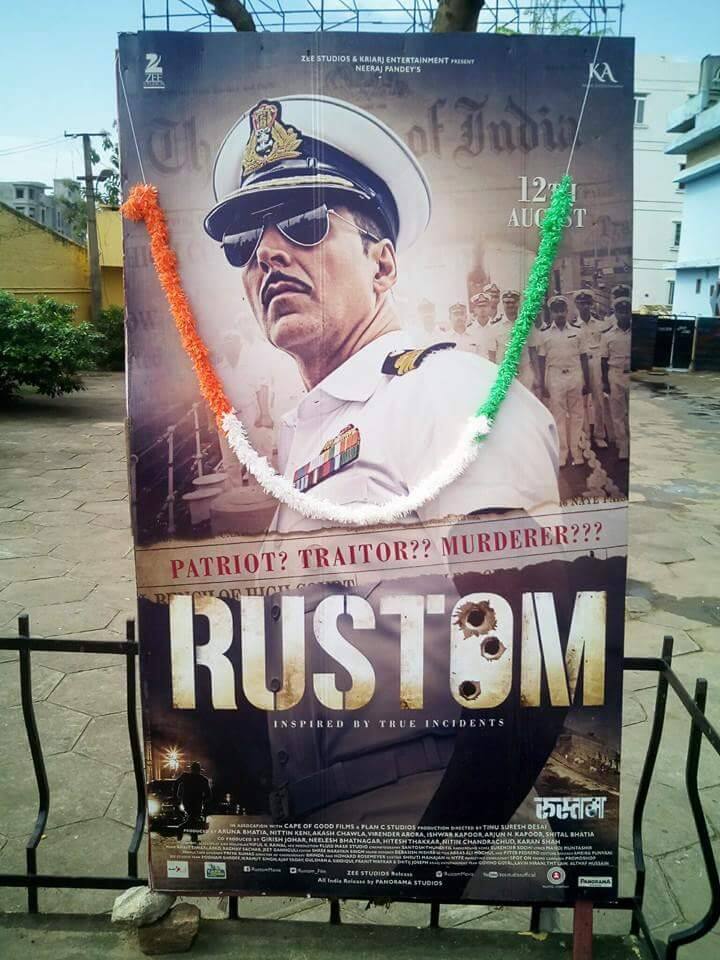 बॉक्स ऑफिसवर आज 'रुस्तम' आणि हृतिक रोशनचा 'मोहेंजोदरो' दोन्ही सिनेमे रिलीज झाले आहेत. 