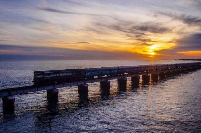 मनात धडकी भरवणारा भारतातील रेल्वेमार्ग हा चेन्नई आणि रामेश्वरममध्ये आहे. हा 1914मध्ये इंग्रजांनी हा रेल्वे मार्ग तयार केला होता. या रेल्वे मार्गाचं अंतरही बरंच आहे. 