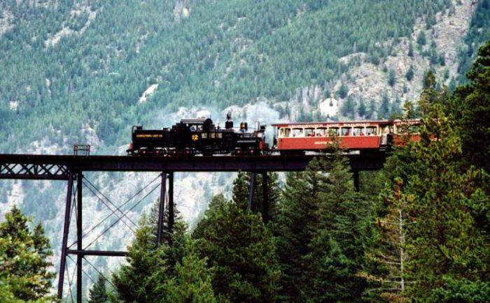 अमेरिकेतील जॉर्जटाऊन रेल्वे मार्ग हा देखील सर्वात खतरनाक समजला जातो. हा रेल्वे मार्ग जवळजवळ 640 फूट उंचीवर आहे.