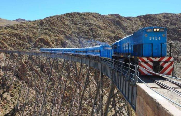 अर्जेटिनामध्ये ए लास नुबेस एंडीज पवर्गरांगामधून रेल्वे मार्ग सुरु करण्यात आला आहे. हा रेल्वे मार्ग तयार करण्यासाठी तब्बल 27 वर्ष लागली होती.  