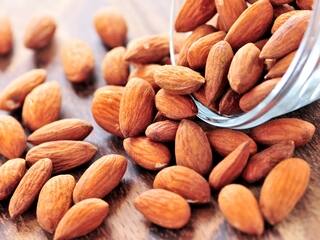 बदाम: बदामाच्या सेवनानं कोलेस्ट्रॉल कमी करता येतो. 