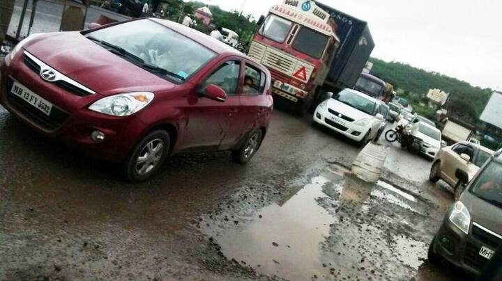मुंबई-पुणे महामार्ग ठप्प झालेला असताना तिकडे सातारा महामार्गावर वाहनांच्या लांबच लांब रांगा लागल्या आहेत. खेड-शिवापूर टोलनाक्यावर ही वाहतूक कोंडी झाली आहे. गाड्या अगदी कासव गतीने पुढे सरकत आहेत. 