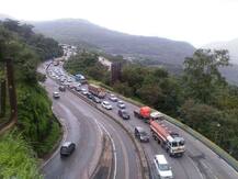 सलगच्या सुट्ट्यांमुळे महामार्गांवर ट्रॅफिक जॅम