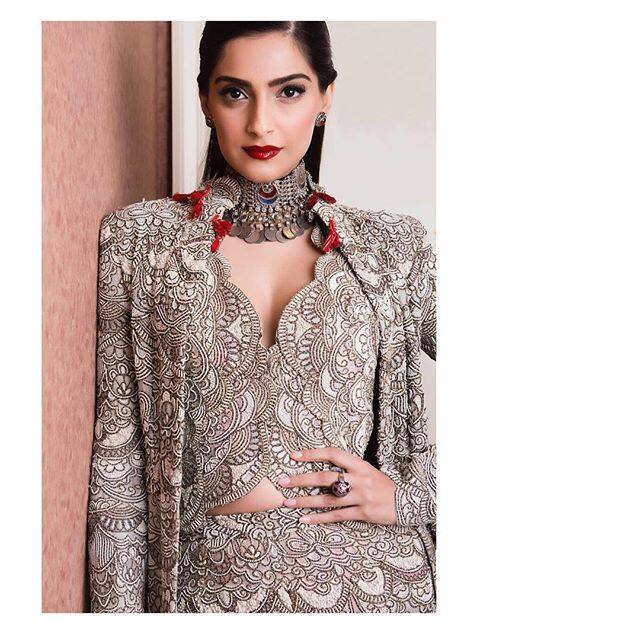 या फोटोंमध्ये फॅशन काय असते हे तिनं दाखवून दिलं आहे.