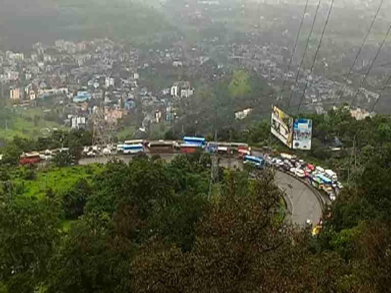 heavy traffic jam on Mumbai exit roads due to weekend सलगच्या सुट्ट्यांमुळे वाहतूक कोंडी, मुंबई-पुणे एक्स्प्रेस वे जाम