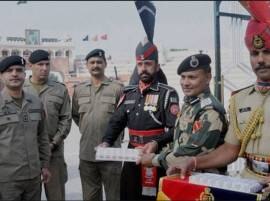 Indian Soldiers Greets Pakistan On Independence Day At Wagha Border वाघा बॉर्डरवर पाक सैन्याला मिठाई वाटून भारतीय सैन्यातर्फे शुभेच्छा