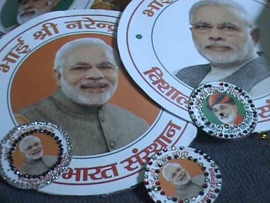 या महिलांनी राख्यांवर पंतप्रधान नरेंद्र मोदींचे चित्र लावून त्याला अकर्षक रुपात सजवले आहे.