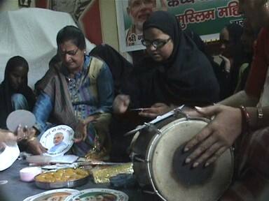 २०१३ साली या महिलांनी पहिल्यांदा मोदींना राख्या पाठवून वारणसी मतदारसंघातून लोकसभा निवडणूक लढवावी असे आवाहन केले होते.