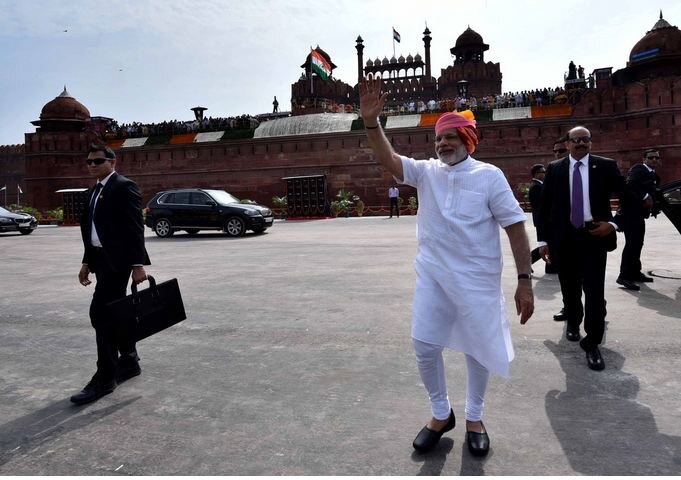 Independence Day Delhi security 700 AI camera 10 thousand police sharpshooters on 15 august red fort marathi  Independence Day : 700 AI कॅमेरे, 10 हजारांहून अधिक पोलिस, शार्पशूटर; स्वातंत्र्यदिनी अशी असेल दिल्लीची सुरक्षा