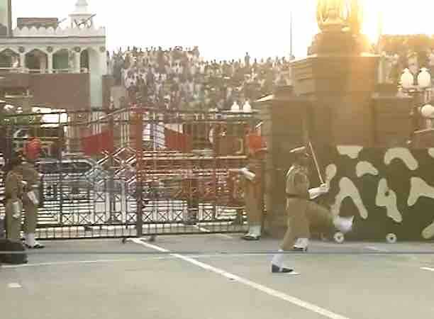 बीटिंग द रिट्रिटवेळी संपूर्ण परिसर वंदे मातरम आणि भारत माता की जय या जयघोषाने दुमदुमून गेला होता.