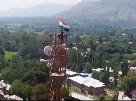 Indian Jawan Pulls Down Pakistan Flag Places Tricolor बुरहान वाणीच्या गावात तिरंगा, पाक झेंडा हटवून भारतीय झेंडा फडकावला!
