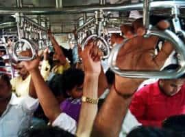 Alert Commuters Bust Cancer Con Running On Mumbais Local Trains कॅन्सरग्रस्ताच्या नावे 10 लाख जमवले, जागरुक प्रवाशांमुळे टोळीचा पर्दाफाश