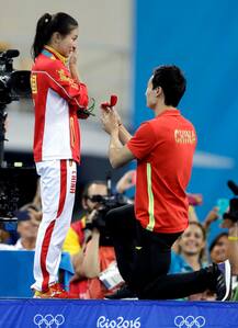 ऑलिम्पिकच्या मैदानातील अनोखं प्रपोज..