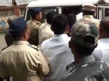 धुळ्यात पालकमंत्र्यांसमोर पोलिस उपअधीक्षकांची कार्यकर्त्यांना मारहाण