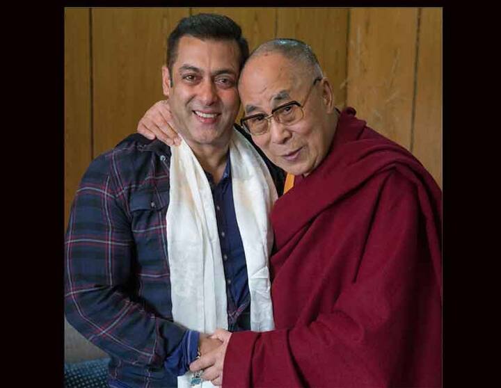 शूटिंगमधून वेळ काढत सलमान खाननं अध्यात्मिक गुरु दलाई लामा यांची भेट घेतली. 