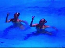 Olympic Swimming Duo Perform Their Routine To A Akshay Kumar Song ऑलिम्पिकमध्ये मेक्सिकन स्विमर्सचा अक्षयच्या गाण्यावर परफॉर्मन्स