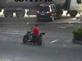 देव तारी त्याला... भीषण कार अपघातातून ड्रायव्हरसह महिलाही बचावली!