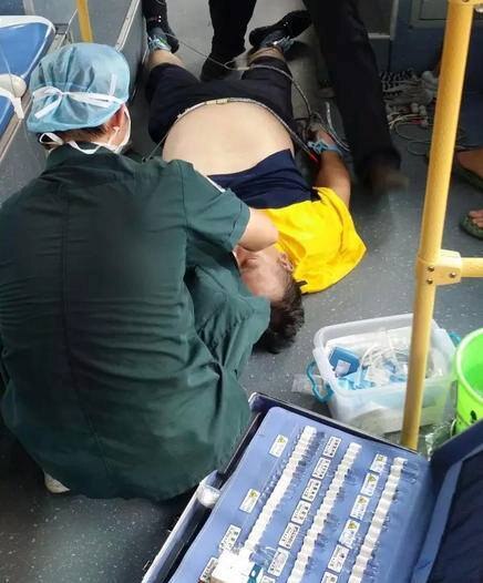 बस स्टॉपवरुन बस निघताच हा प्रकार घडला. प्रवाशांच्या ही गोष्ट लक्षात येताच त्यांनी बसवर नियंत्रण मिळवण्याचा प्रयत्न केला.