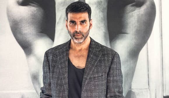 बंगळुरुमध्ये एकदा अक्षय कुमारची फ्लाईट सुटल्यानं तो पुन्हा फिल्म स्टुडिओमध्ये परतला आणि त्यावेळी प्रमोद चक्रवर्ती यांनी त्याला 'दीदार'ची ऑफर दिली आणि तिथेच अक्षयने पहिला सिनेमा साईन केला.
