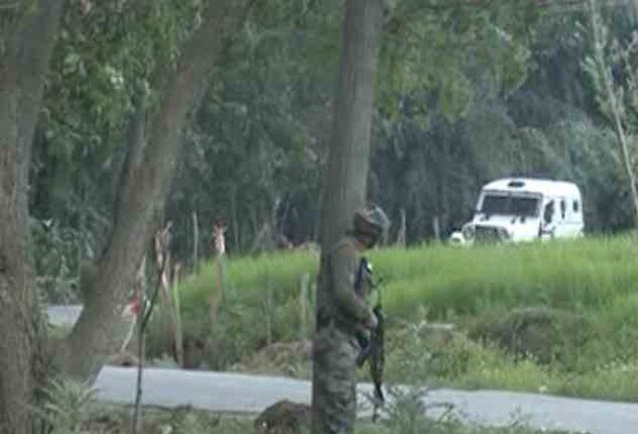 Terrorist Attack On Police Gaurds In Kulgam Jammu Kashmir Latest Updates जम्मू काश्मीरमध्ये दहशतवादी हल्ला, एका पोलिसासह तीन नागरिकांचा मृत्यू
