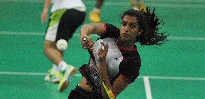 दुसऱ्या गेममध्ये सिंधूकडे 18-13 अशी आघाडी होती. पण त्यानंतर सिंधूनं वँगला सलग सहा गुणांची खिरापत वाटली. त्यामुळं वँग दुसरा गेम जिंकेल असं वाटत होतं. मात्र सिंधूनं सलग तीन गुणांची वसूली करुन वँग यिहानचं आव्हान 21-19 असं मोडून काढलं.