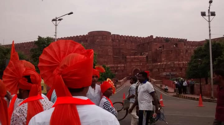 आग्य्राचा किल्ल्यासमोर शिवभक्त (फोटो सौजन्य: प्रशांत कदम)