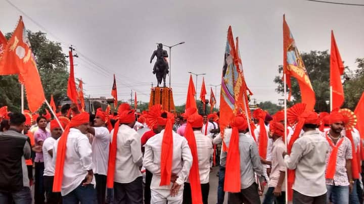 आग्य्राचा किल्ल्यासमोर शिवभक्त (फोटो सौजन्य: प्रशांत कदम)