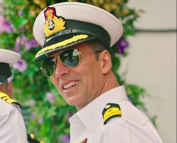 अक्षयच्या वर्दीत बार कर्ल रिव्हर्स दाखवण्यात आलं आहे, जे नियमांच्या विरोधात आहे.