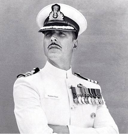 सिनेमाची कहाणी 1959 मधील आहे, पण सिनेमाचे सेट आणि वर्दी पाहता ते 1959 मधले असल्याचं जाणवत नाही.