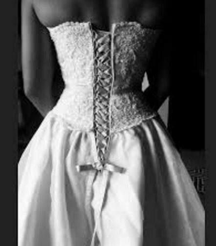 पतीकडून फसवलं गेल्याची जाणीव होताच तिने घटस्फोटाची मागणी केली. यासाठी येणारा खर्च करण्यासाठी पैसे नसल्यामुळे तीने आपल्या लग्नातील जोडा 2000 पौंडासाठी ईबे या वेबसाईटवर विक्रीसाठी ठेवला आहे. 