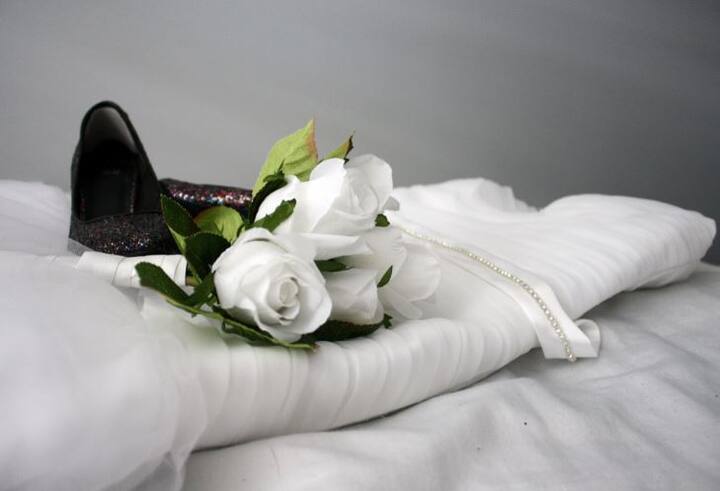 सामंथाने आपल्या जोड्यावर अविश्वासाचे डाग असून त्याला विश्वासघाताचा वासही येत असल्याचं म्हटलं आहे. या जोड्यासाठी 12 लोकांनी पसंती दर्शवली असून 500 पौंडापासून याची बोली लावली आहे. पण अजून याची खरेदी झालेली नाही. 