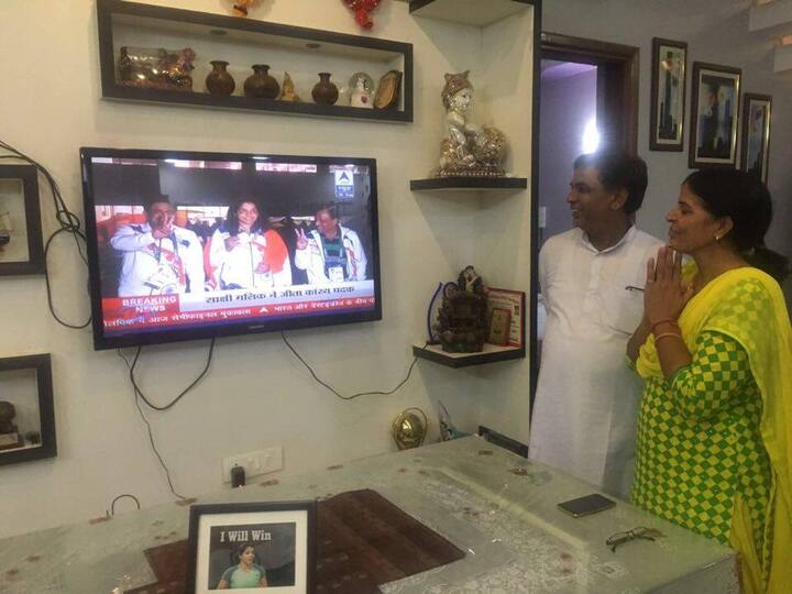 जर संधी मिळाली तरी मुली देखील गौरवास्पद कामगिरी करु शकतात हे साक्षीनं दाखवून दिलं आहे. 